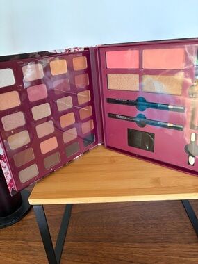 NEW Beautique 33 Piece Gift Collection MultiShade Makeup Palette Brushes Bronzer